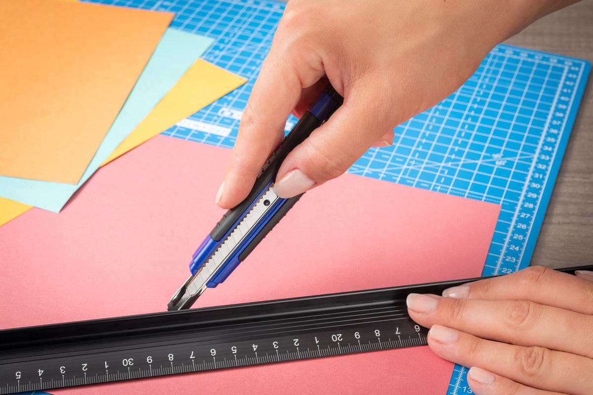 Dahle Pro Cutter Medium Blue Self Locking Blade 9mm - Al Masam Stationery LLC - Paper Cutter & Scissors - Paper Cutter & Scissors