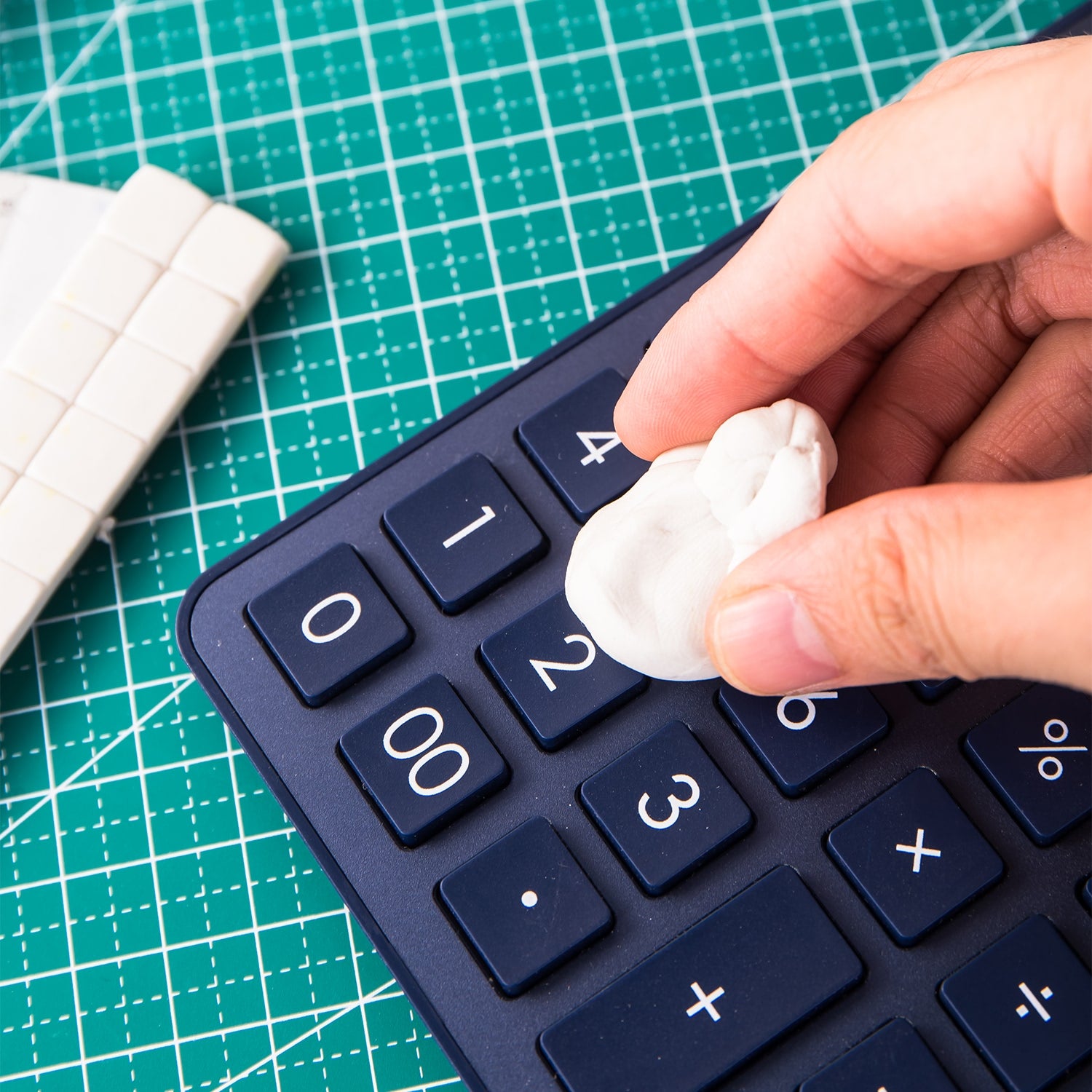 Deli Reusable Magic Tack 35g - Al Masam Stationery LLC