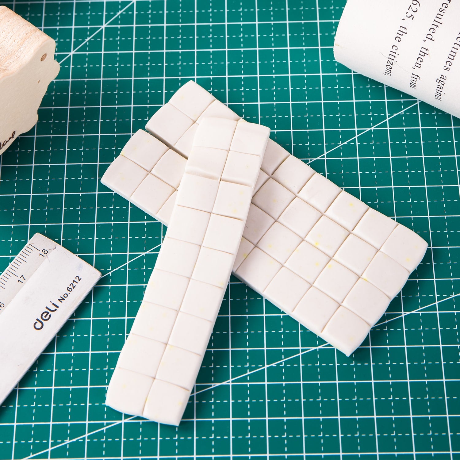 Deli Reusable Magic Tack 35g - Al Masam Stationery LLC