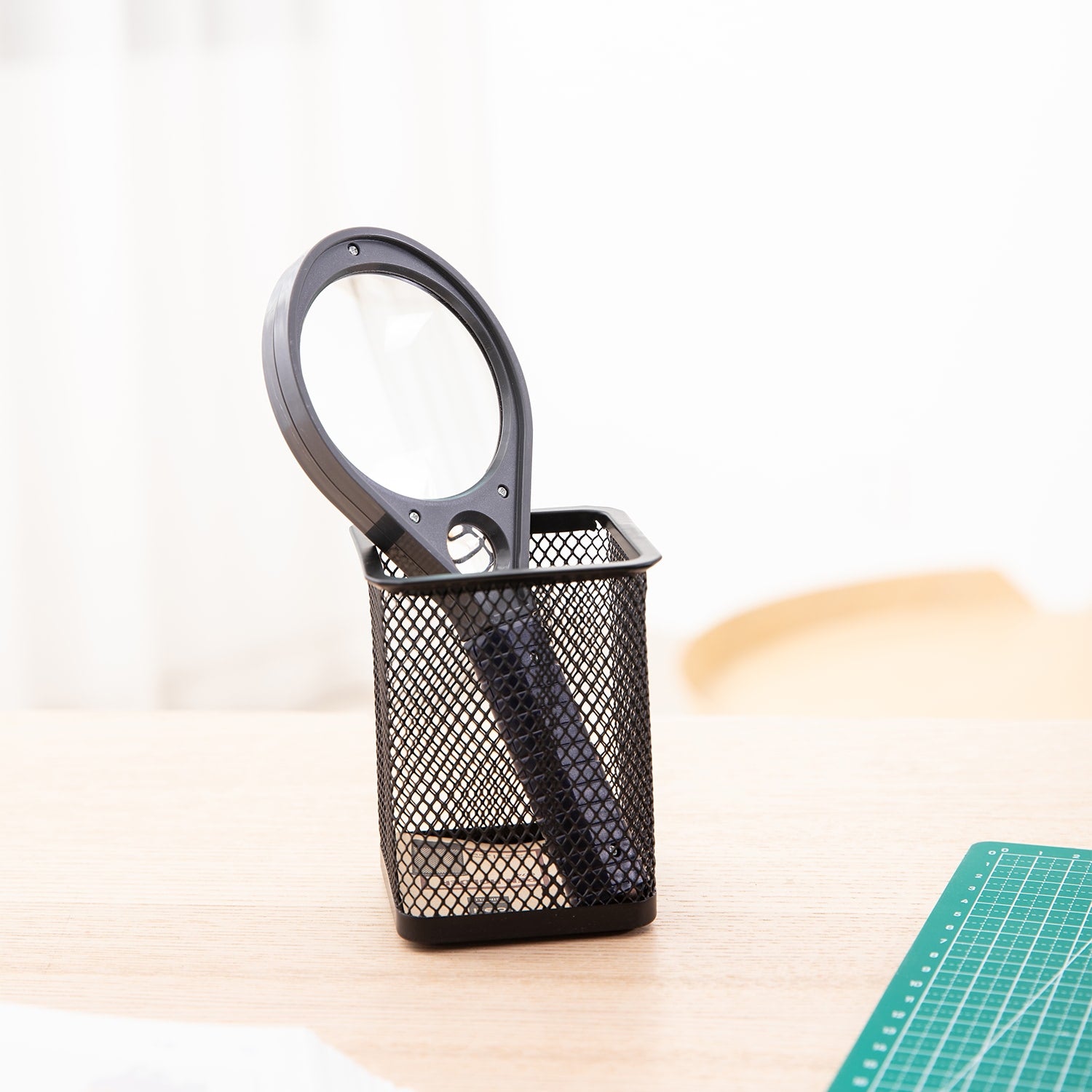 Deli Magnifier 2.5X, 5X - Al Masam Stationery LLC